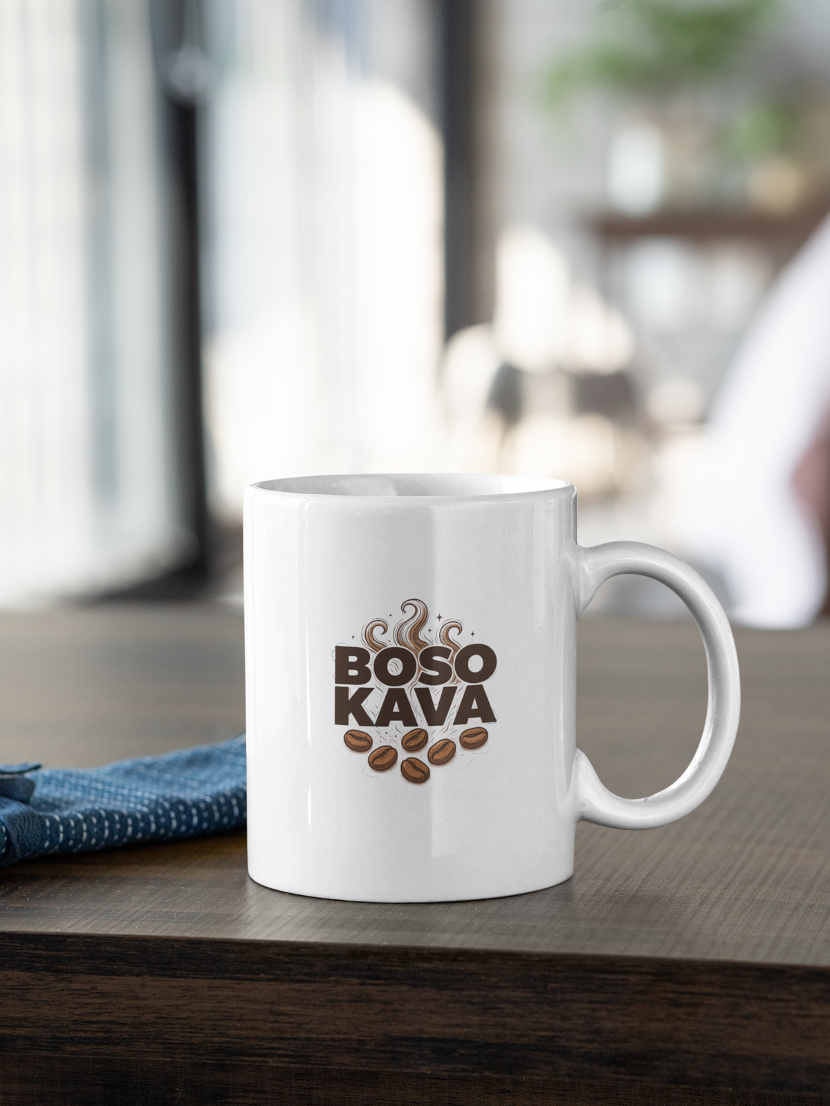 Baltas puodelis su užrašu "BOSO KAVA" su piešiniu.