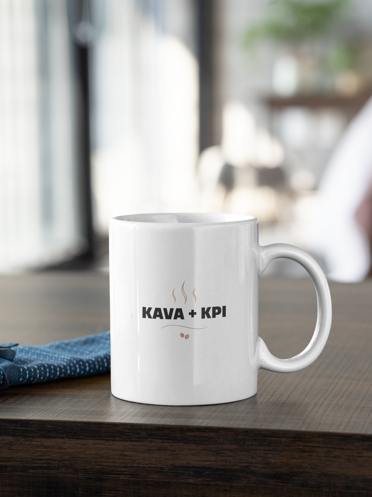 Baltas puodelis su užrašu "KAVA + KPI"