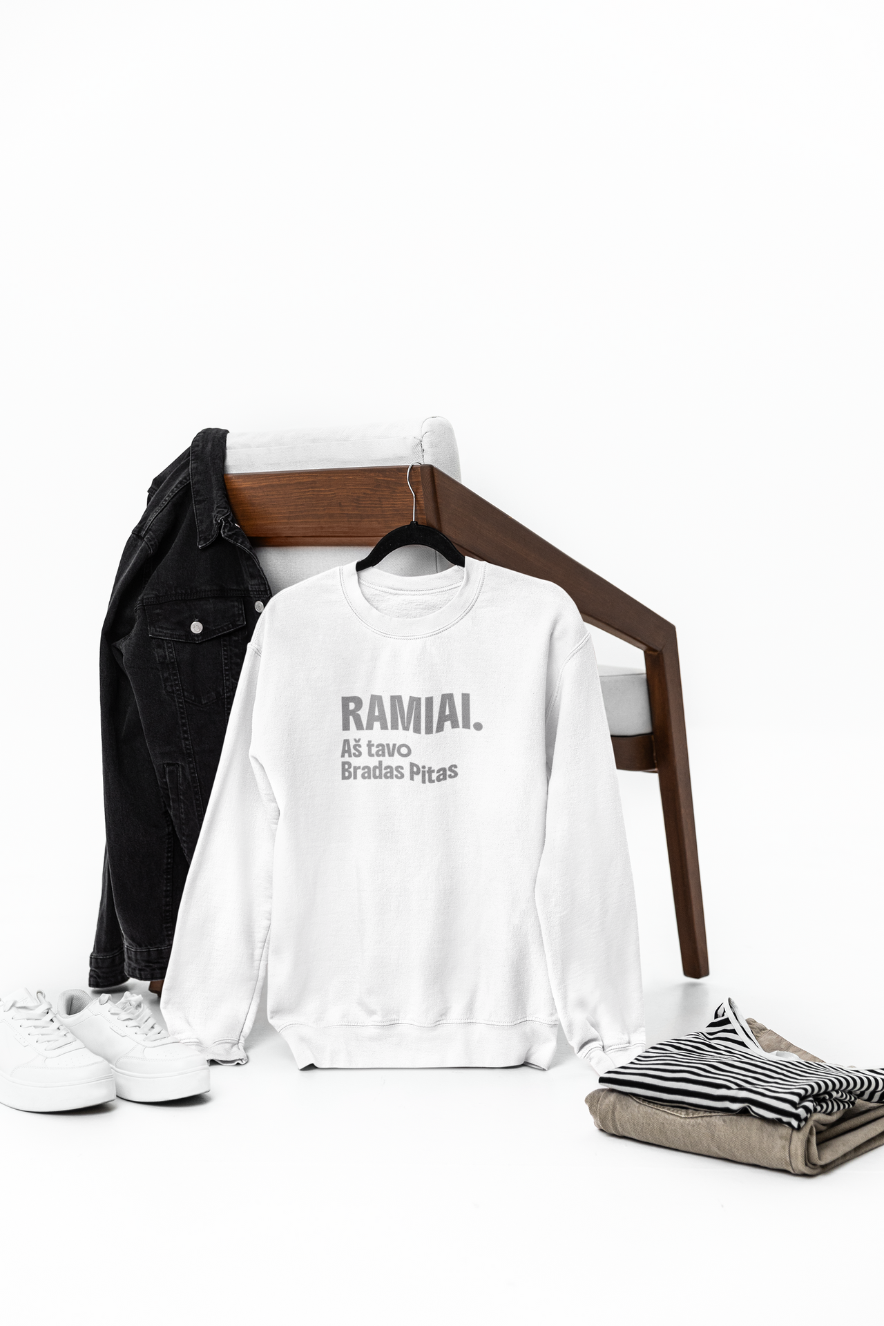 Baltas unisex džemperis "Ramiai. Aš tavo Bradas Pitas"