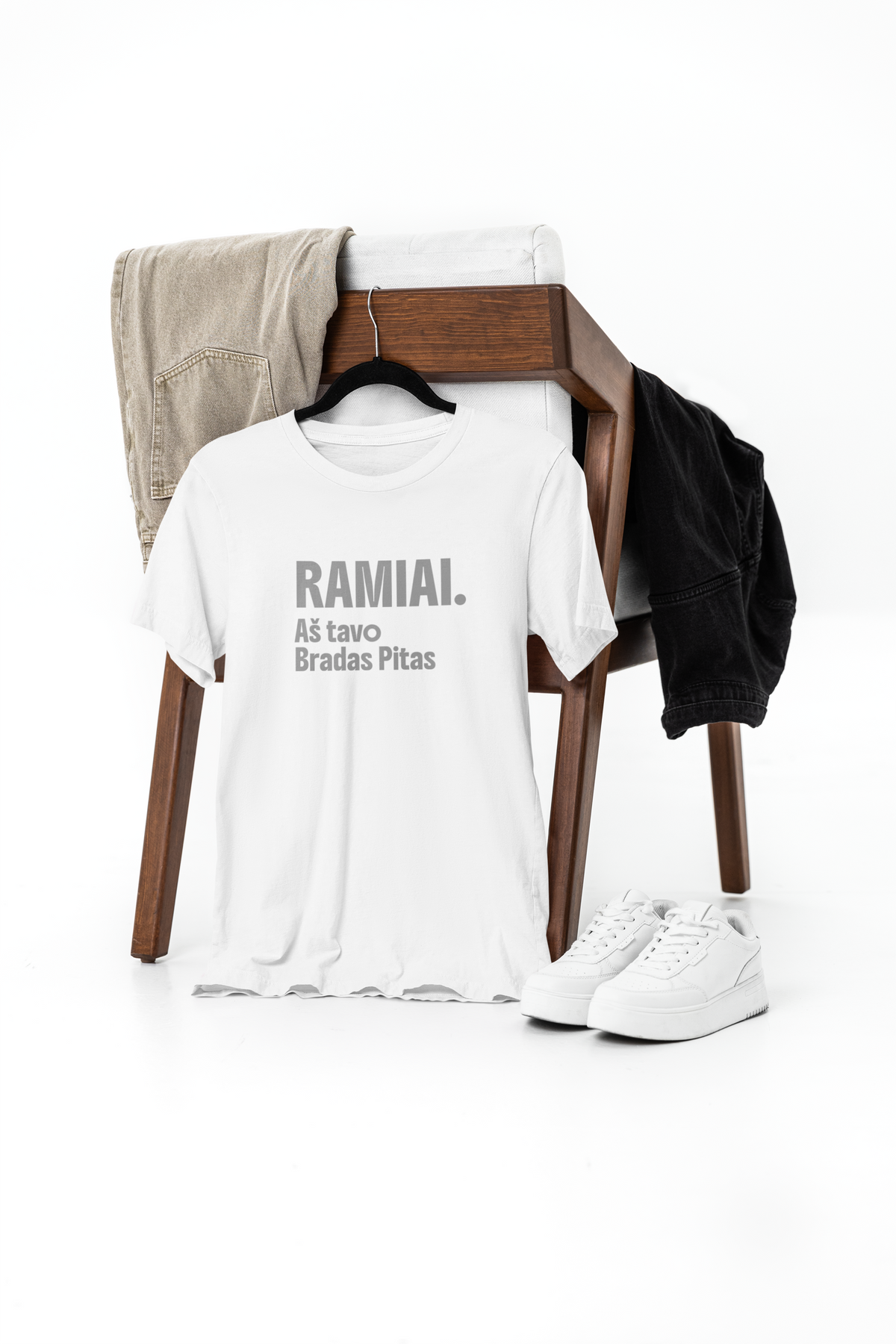 Balti unisex marškinėliai "Ramiai. Aš tavo Bradas Pitas"
