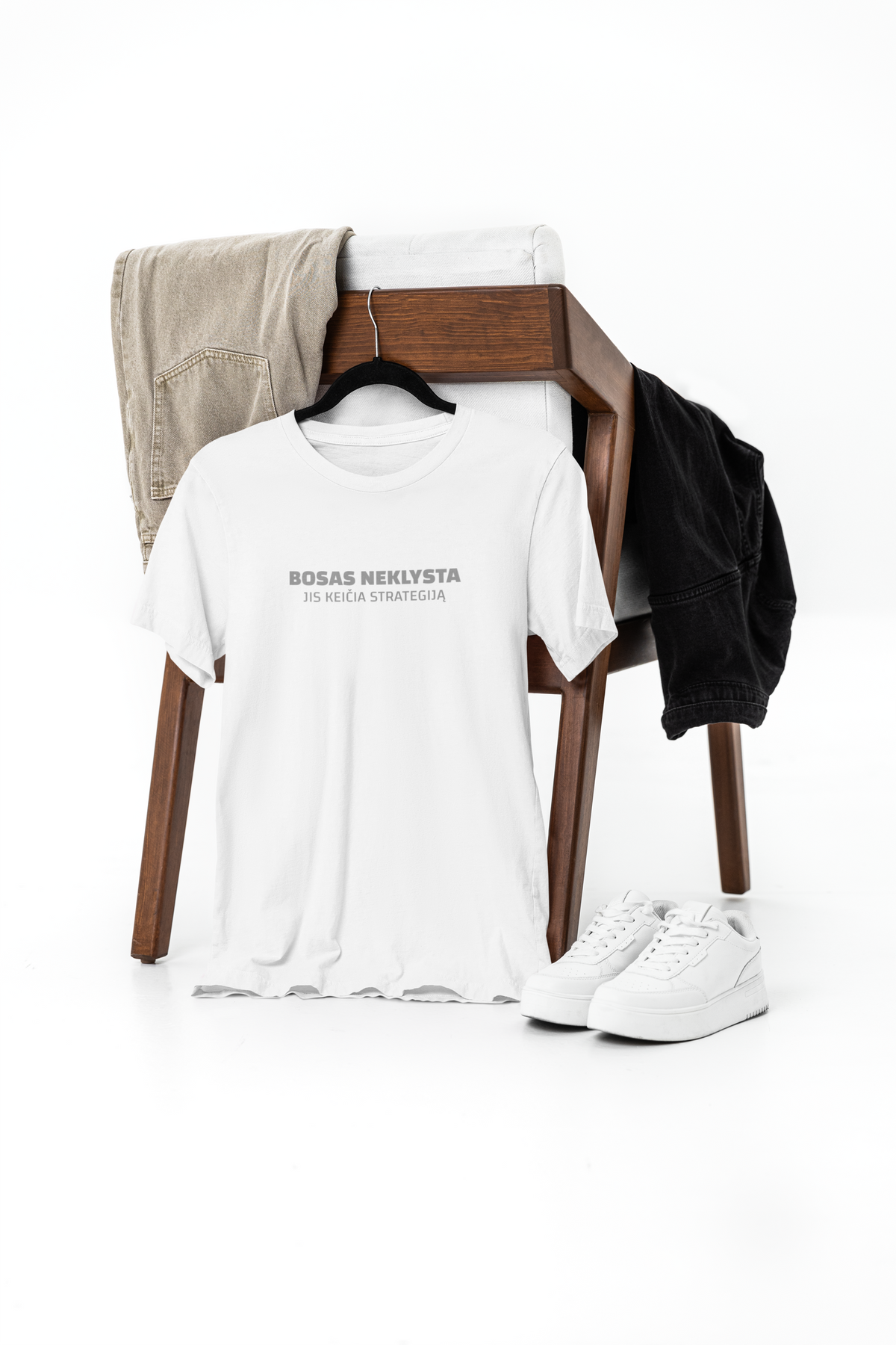 Balti UNISEX marškinėliai su užrašu "Bosas neklysta, jis keičia strategiją."