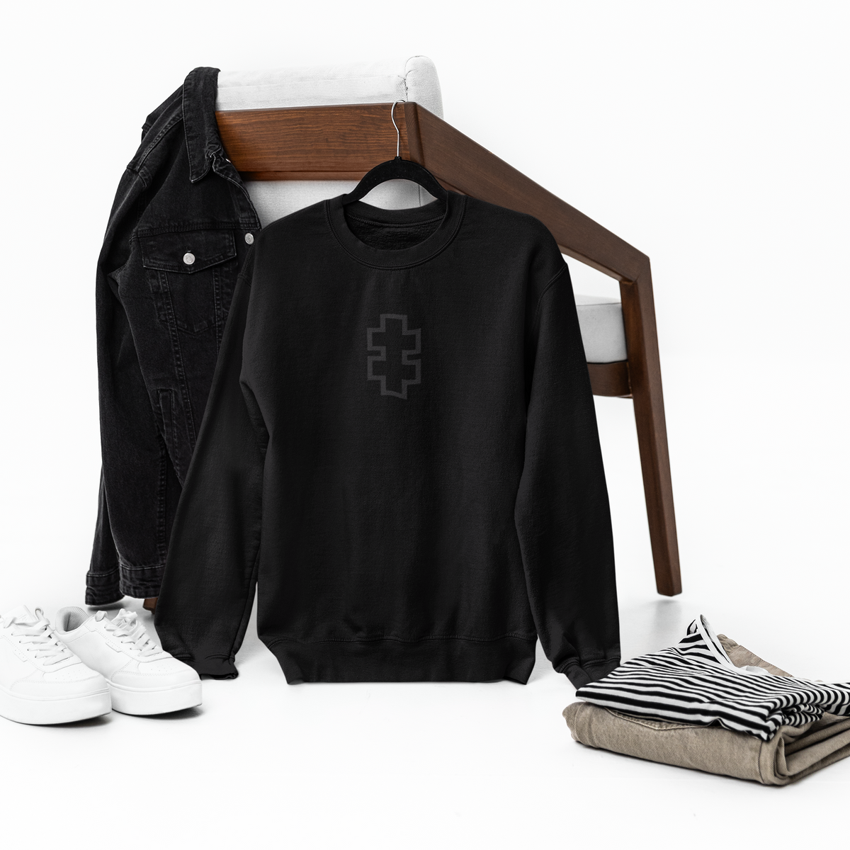 Juodas UNISEX džemperis be gobtuvo "Jogailaičių kryžius"