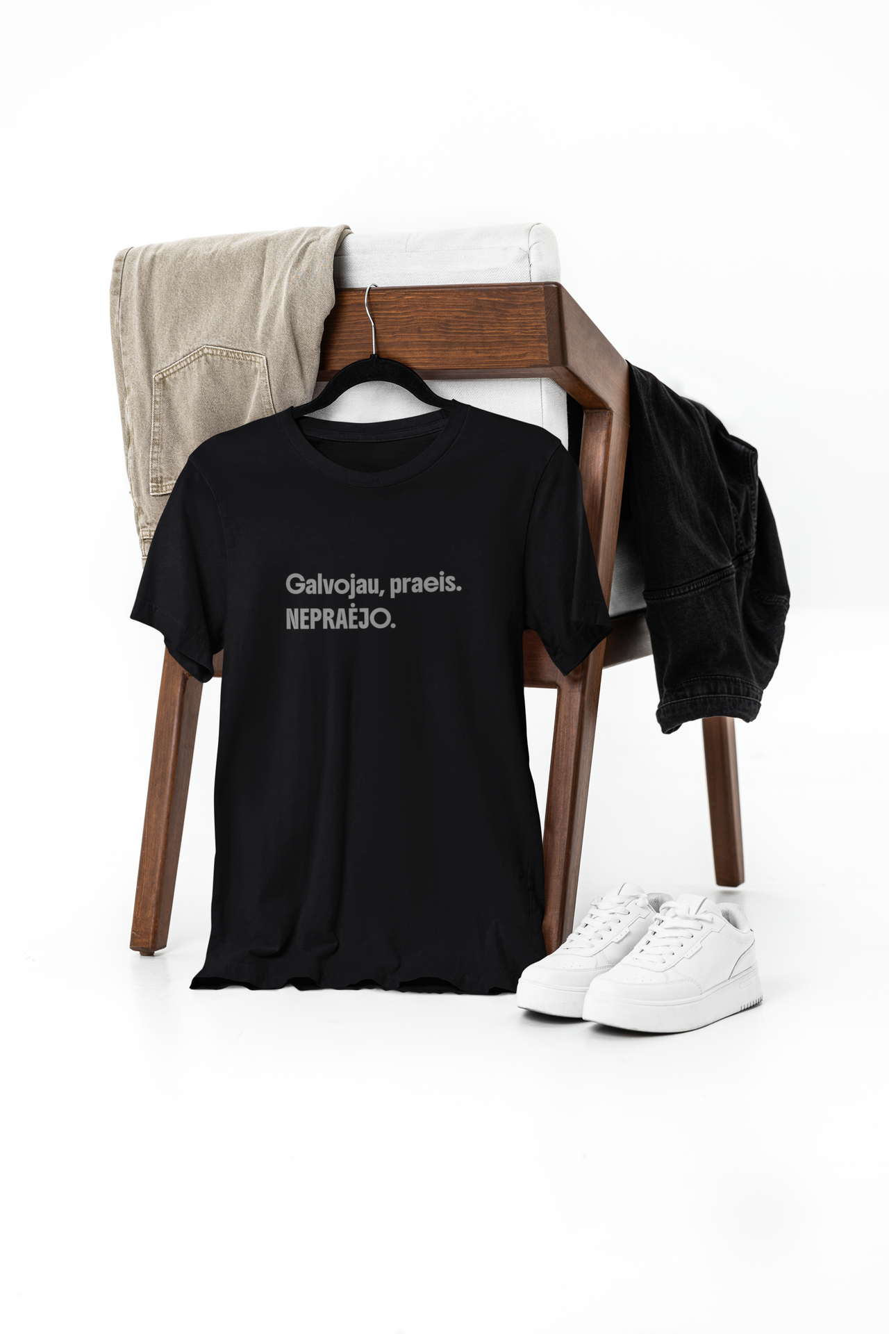 Juodi unisex marškinėliai "Galvojau praeis. Nepraėjo"