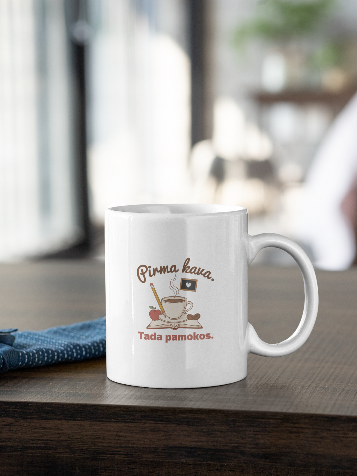 Baltas puodelis su užrašu "Pirma kava. Tada pamokos."