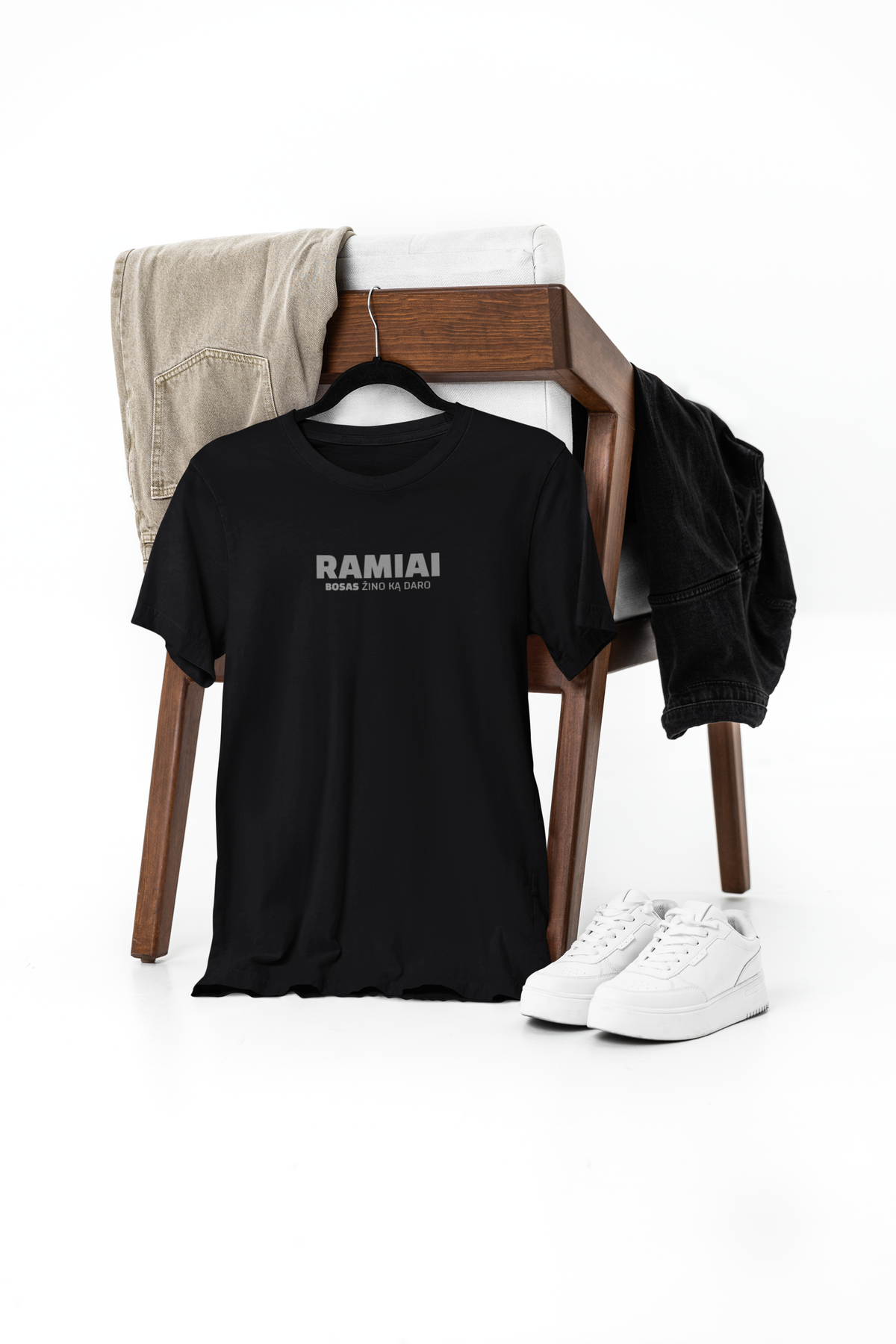 Juodi UNISEX marškinėliai su užrašu "Ramiai, bosas žino ką daro."