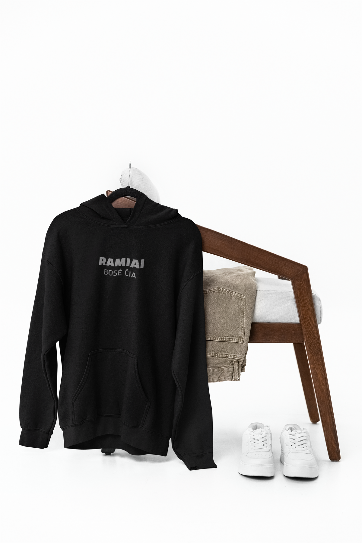Juodas UNISEX džemperis su kapišonu su užrašu "Ramiai, bosė čia."
