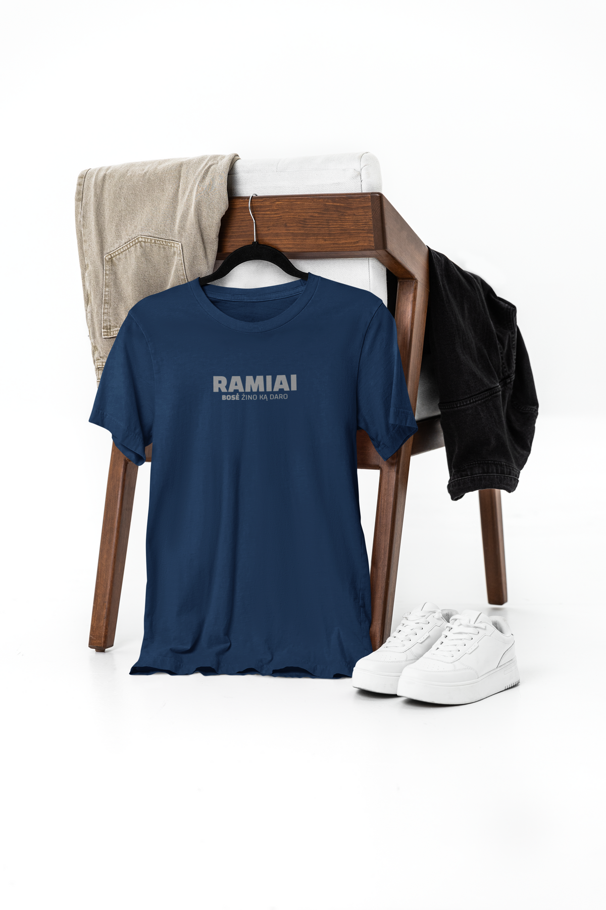 Tamsiai mėlyni UNISEX marškinėliai su užrašu "Ramiai, bosė žino ką daro."