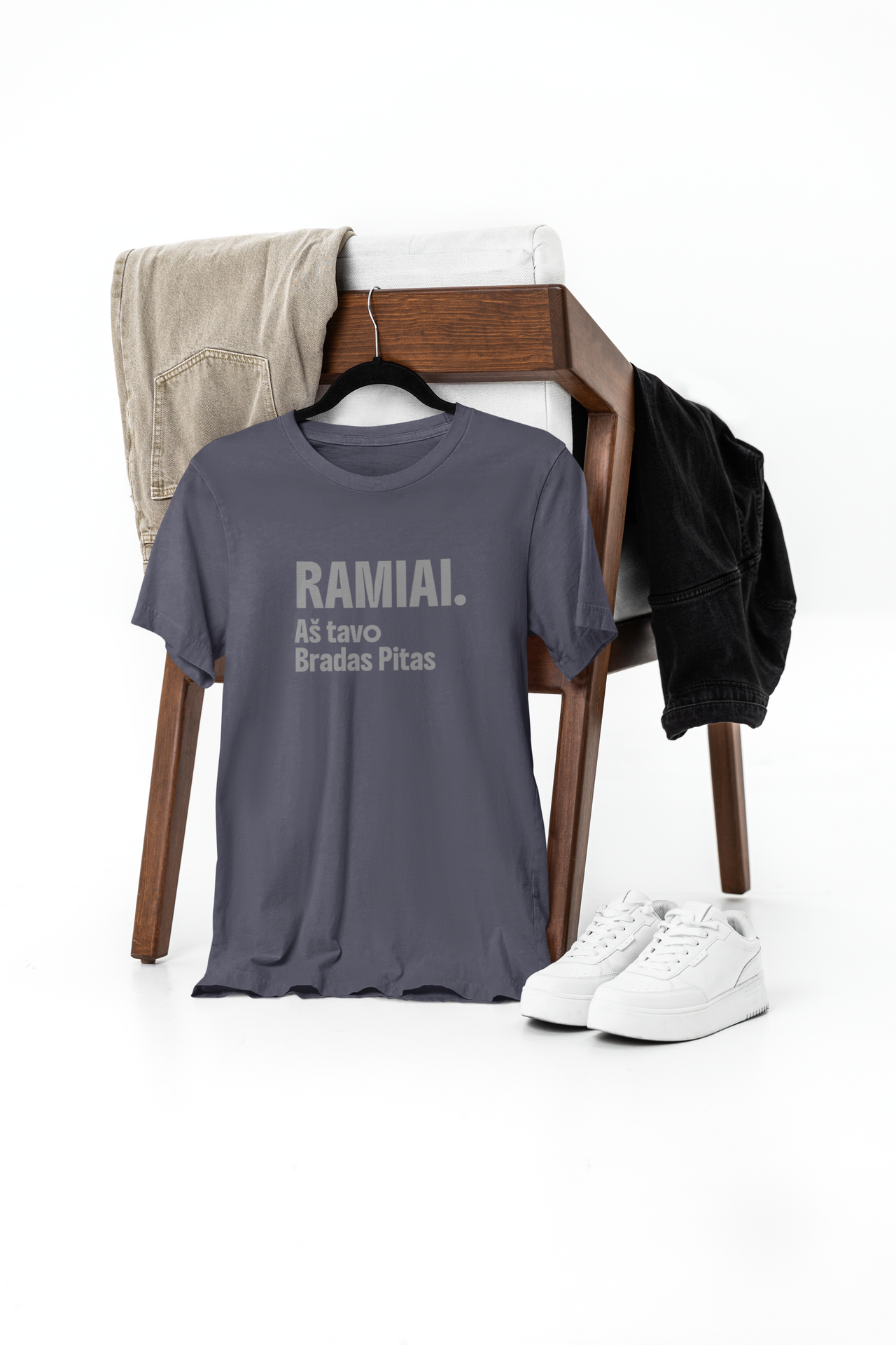 Tamsiai mėlyni unisex marškinėliai "Ramiai. Aš tavo Bradas Pitas"