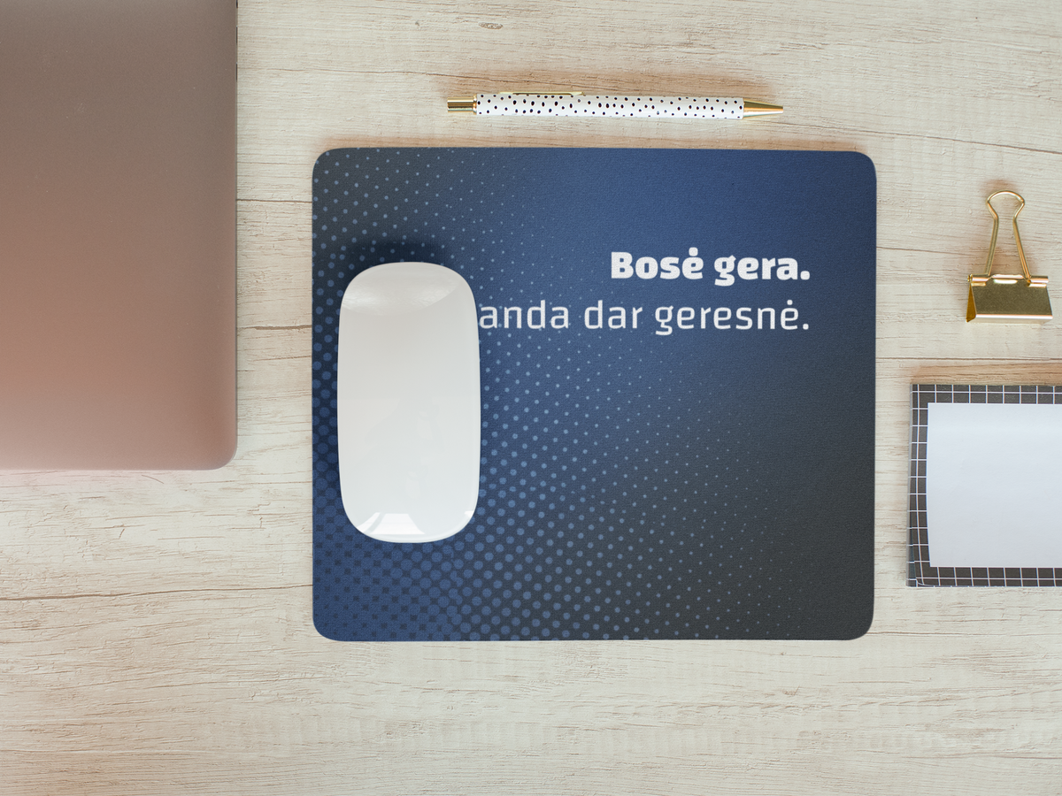 Tamsus kompiuterio pelės kilimėlis "Bosė gera. Komanda dar geresnė."