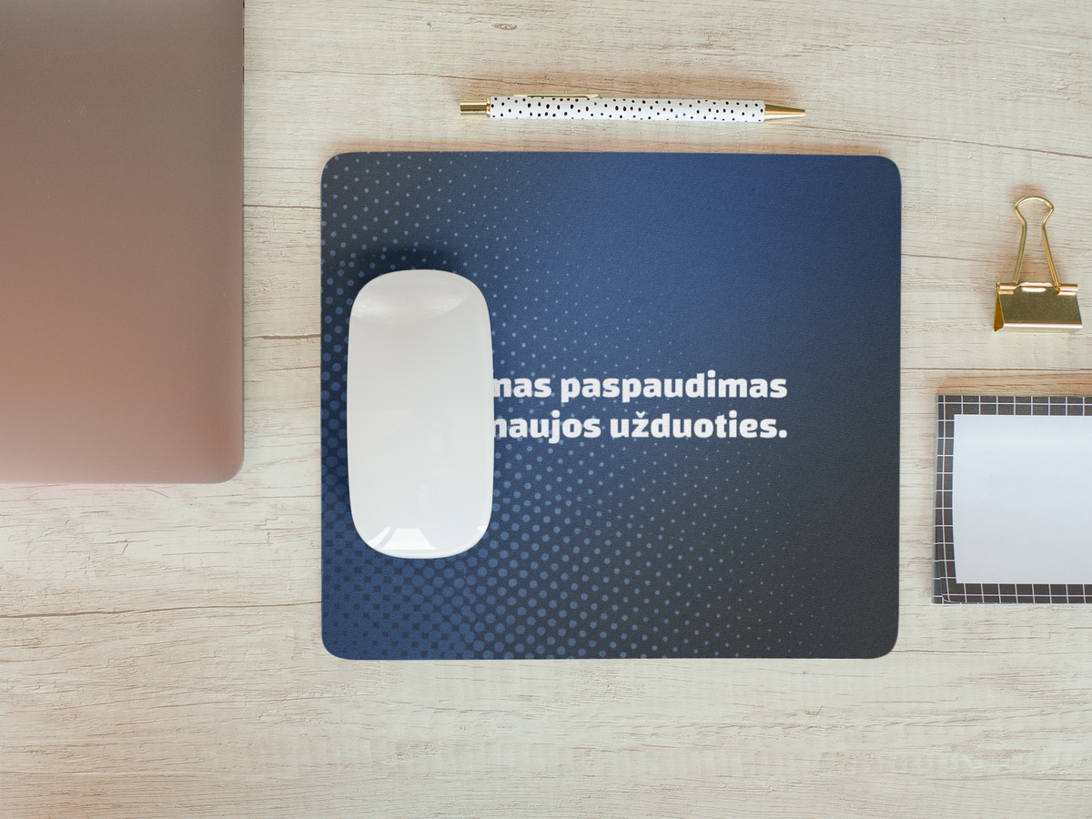 Tamsus kompiuterio pelės kilimėlis "Vienas paspaudimas iki naujos pradžios."